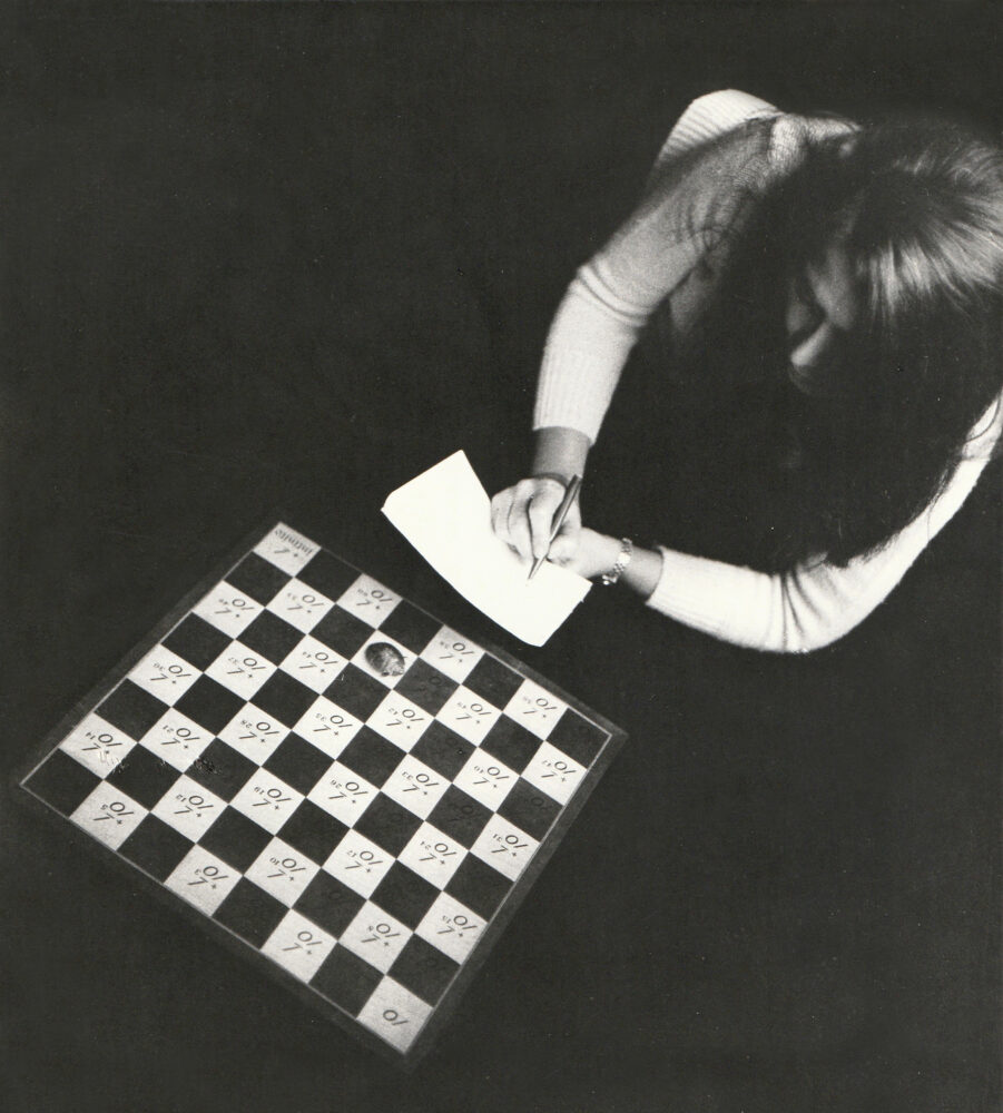 Laura Grisi lavorando su Chessboard , 1977 Courtesy Estate Laura Grisi e P420, Bologn