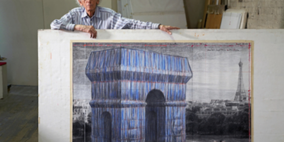 Christo con il progetto Arc de Triomphe, Wrapped (foto Wolfgang Volz © 2019 Christo and Jeanne-Claude Foundation)