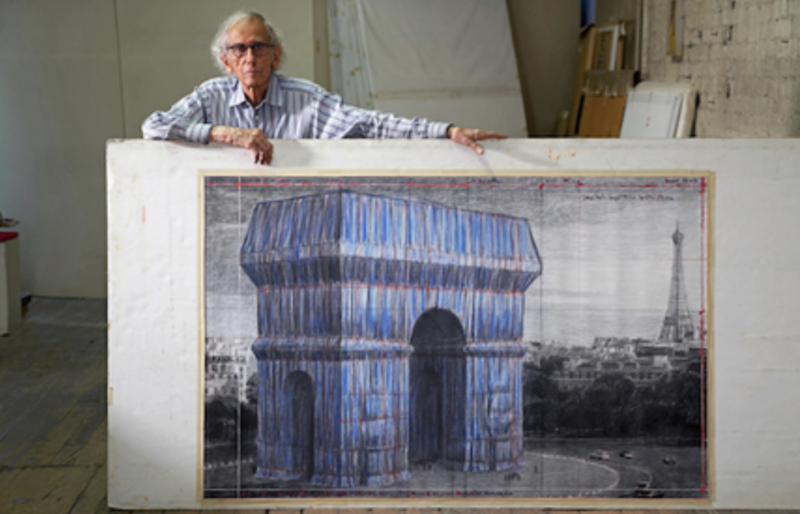 Christo con il progetto Arc de Triomphe, Wrapped (foto Wolfgang Volz © 2019 Christo and Jeanne-Claude Foundation)