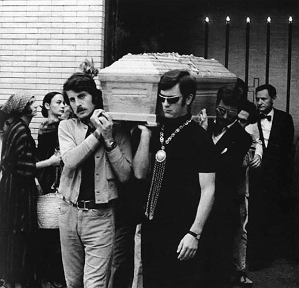 Funerali di Pino Pascali, settembre 1968. Da sinistra Anna Paparatti, Maria Pioppi, Cesare Tacchi, Fabio Sargentini, Gian Enzo Sperone, Jannis Kounellis. Foto di Mario Cresci