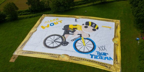 Il dipinto più grande del mondo che celebra il campione Van Aert in azione sulla sua bici dall'iconica ruota blu Swapfiets creata dagli youtuber olandesi Tour de Tetiema