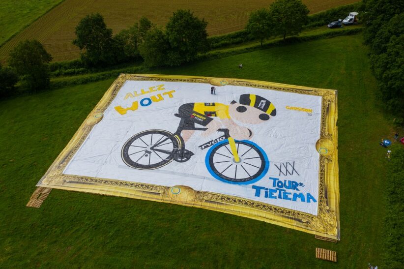 Il dipinto più grande del mondo che celebra il campione Van Aert in azione sulla sua bici dall'iconica ruota blu Swapfiets creata dagli youtuber olandesi Tour de Tetiema