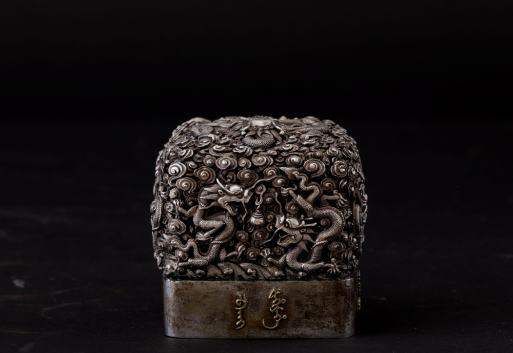 Rarissimo sigillo in argento con figure di draghi tra le nuvole e iscrizione a rilievo in mongolo in vermeil, Cina, Dinastia Qing (1644-1912) marchio dell'imperatore Qianlong gr 3775; cm 8,5x8,5x8,5 Stima: 15.000 - 20.000 euro 