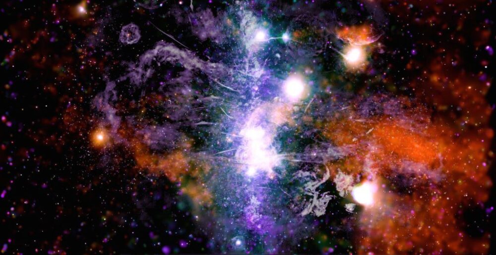 Immagine composita del centro della galassia (foto courtesy NASA-CXC-UMass-Q.D. Wang, Radio NRF-SARAO:MeerKAT.-CXC-UMass-Q.D. Wang; Radio NRF-SARAO-MeerKAT)