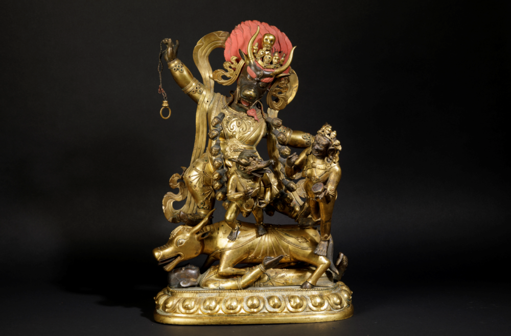 Rara e grande scultura in bronzo dorato con tracce di tempera rossa (postuma) raffigurante Yama Lord of Hell con Yami e Shri Devi stanti su fiore di loto, Cina, Dinastia Qing, epoca Qianlong (1736-1796) h cm 52,5 Stima: 50.000 - 70.000 euro 