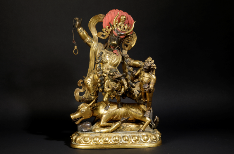 Rara e grande scultura in bronzo dorato con tracce di tempera rossa (postuma) raffigurante Yama Lord of Hell con Yami e Shri Devi stanti su fiore di loto, Cina, Dinastia Qing, epoca Qianlong (1736-1796) h cm 52,5 Stima: 50.000 - 70.000 euro