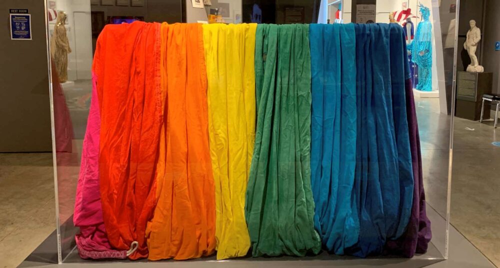 La bandiera arcobaleno esposta a San Francisco (foto Guardian - Andrew Shaffer)
