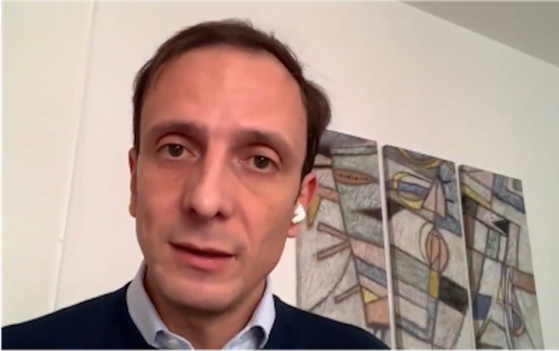 Massimiliano Fedriga, il bravo amministratore friulano con alle spalle una promessa dell’arte locale. A dimostrare che lui ha occhi per il futuro