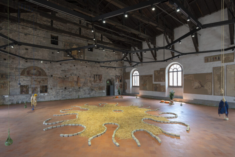 Ernesto Neto. Mentre la vita ci respira - SoPolpoVit'EreticoLe Vedute dell'installazione - GAMeC / Palazzo della Ragione, Bergamo, 2021 Foto: Lorenzo Palmieri Courtesy GAMeC - Galleria d'Arte Moderna e Contemporanea di Bergamo