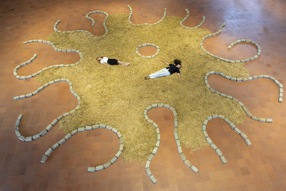 Ernesto Neto. Mentre la vita ci respira - SoPolpoVit'EreticoLe Vedute dell'installazione - GAMeC / Palazzo della Ragione, Bergamo, 2021 Foto: Lorenzo Palmieri Courtesy GAMeC - Galleria d'Arte Moderna e Contemporanea di Bergamo