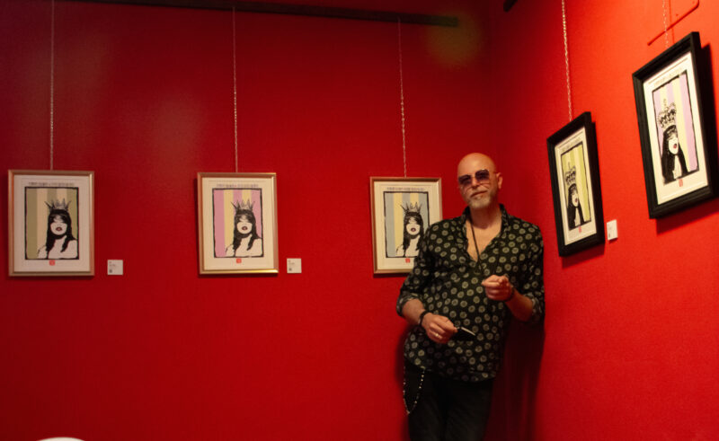 Pau con alcune delle sue opere in mostra a Cremona