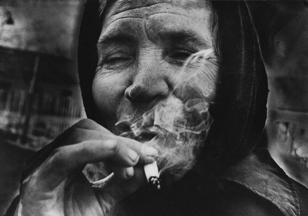 Ritratto di una detenuta che fuma, 1980 ca.