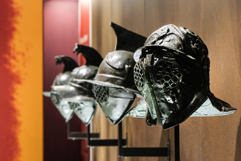 Un momento dell’allestimento della mostra I GLADIATORI presso il Museo Archeologico nazionale di Napoli. ph. Mario Laporta/KONTROLAB