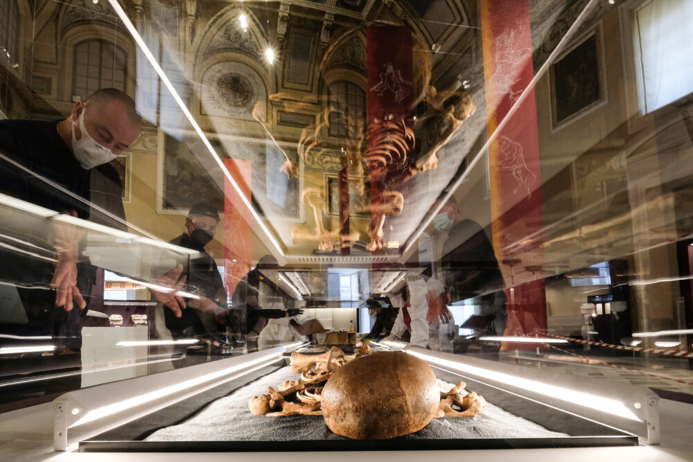 Un momento dell’allestimento della mostra I GLADIATORI presso il Museo Archeologico nazionale di Napoli. ph. Mario Laporta/KONTROLAB