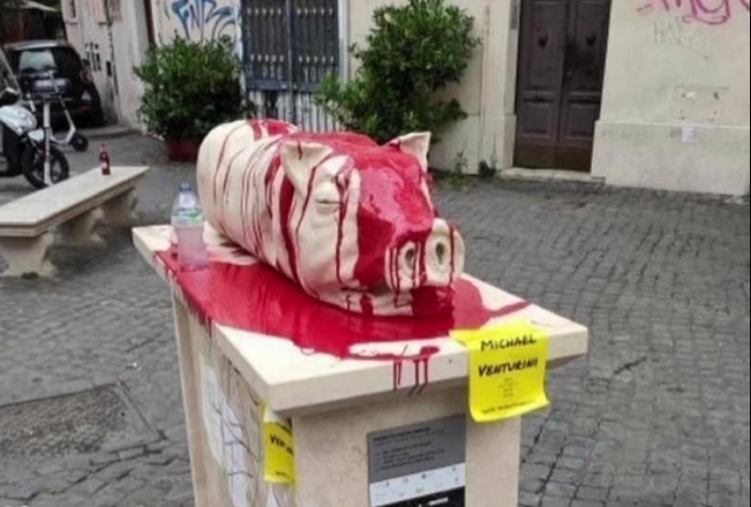 Roma e la scultura della “porchetta” a Trastevere. Dopo le polemiche, il vandalismo