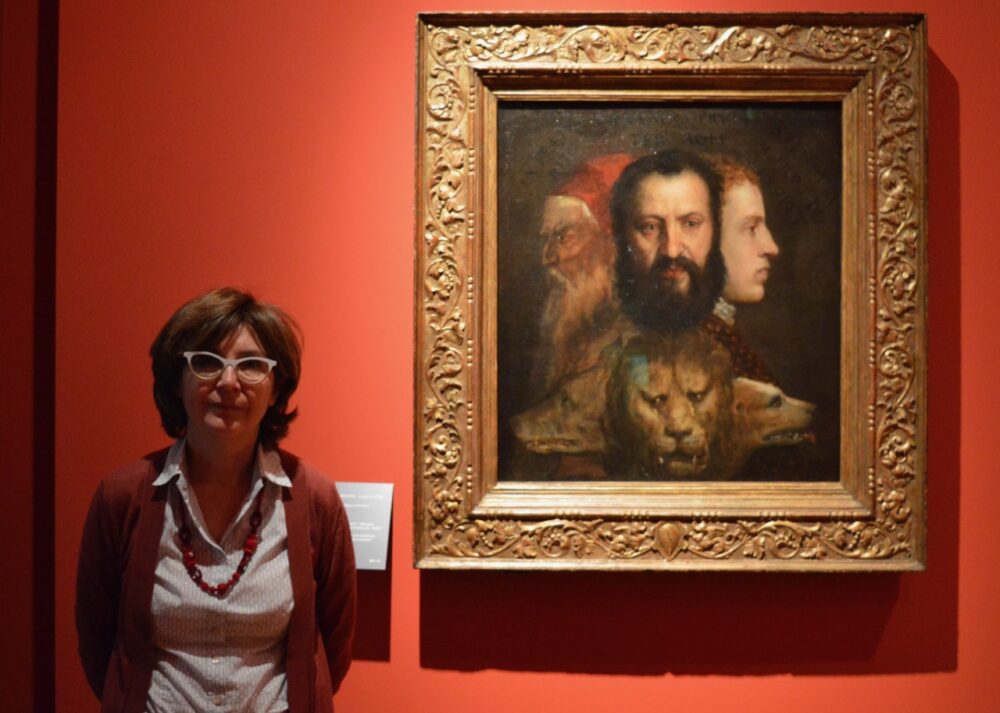 La curatrice, Lavinia Galli, di fianco alla Allegoria del Tempo di Tiziano