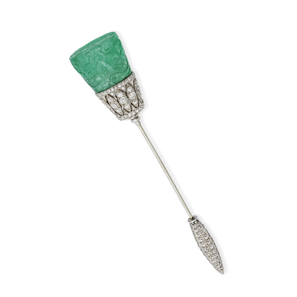 LOT 216. A RARE PLATINUM, EMERALD AND DIAMOND PIN BROOCH, SIGNED CARTIER, CIRCA 1920, ONE TINY DIAMOND DEFICIENT. SOLD AT 76.200 EURO