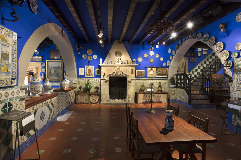 Una sala del Museo CauFerrat a Sitges, densa di opere d’arte