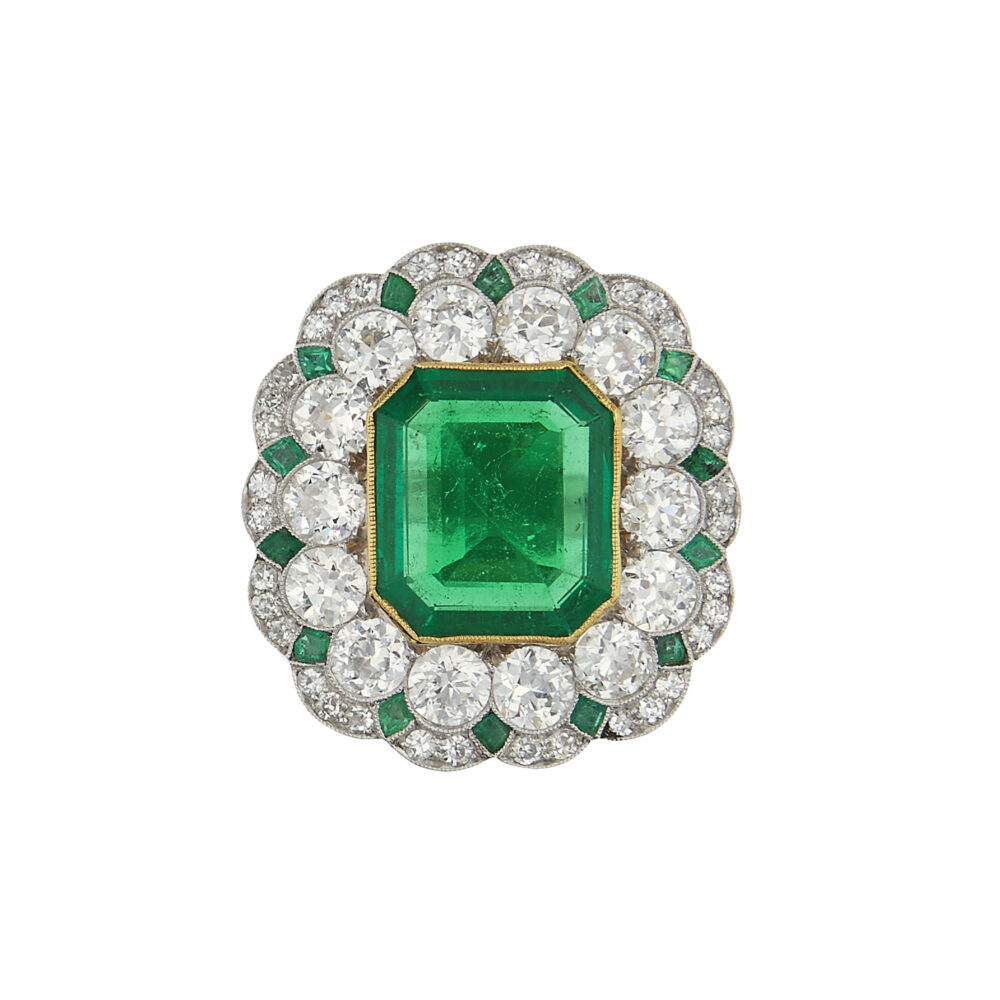 Lot 240. A PLATINUM, EMERALD AND DIAMOND RING. SOLD AT 40.640 EURO