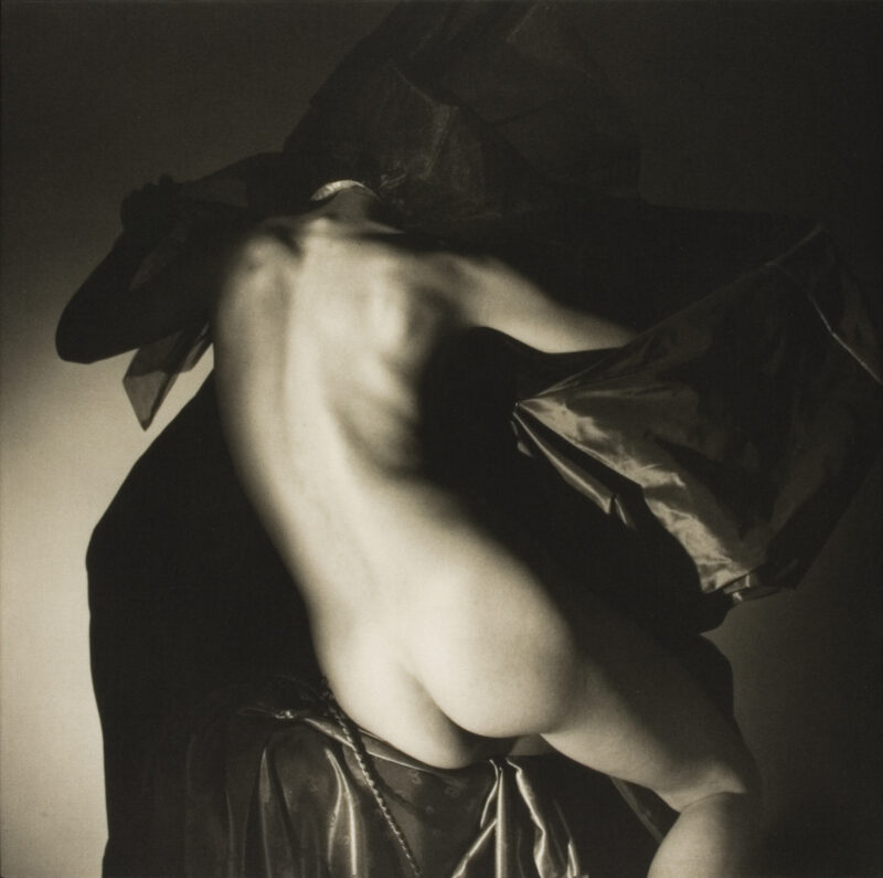 Horst P. Horst, "Nudo", 1982-1988, stampa al platino su tela, cm 80 x 80, montata su cornice di legno nero edizione 1/5