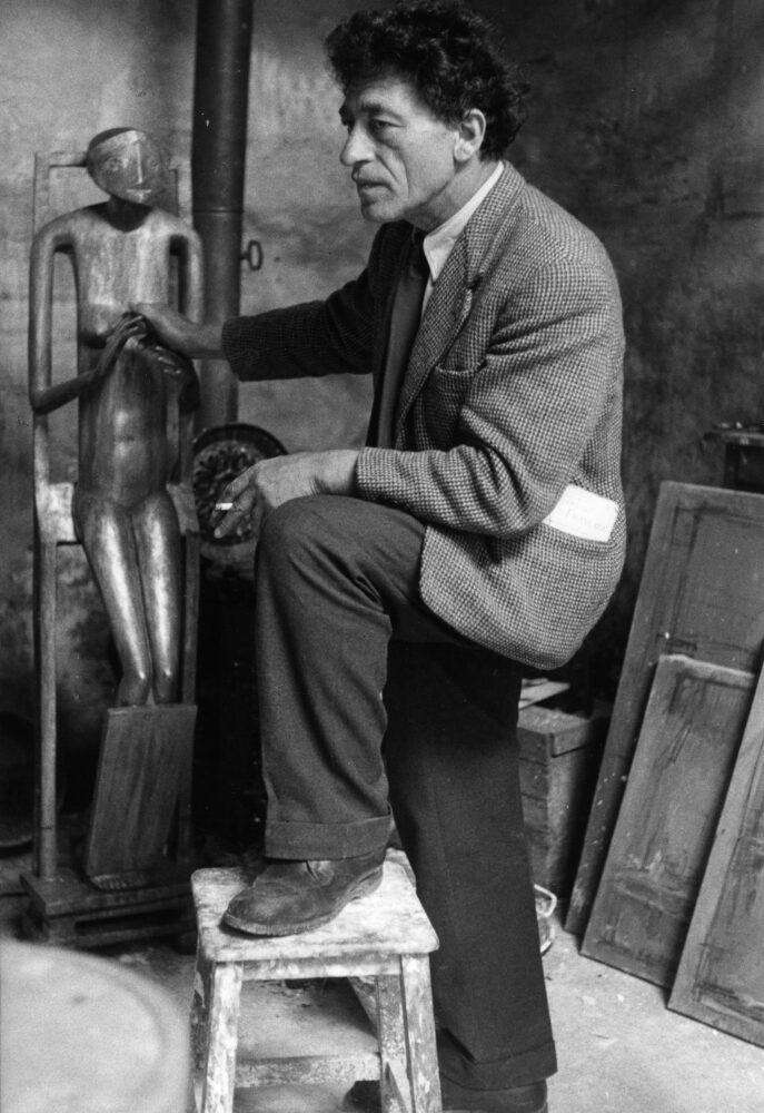 Alberto Giacometti dans son atelier, Paris, juillet 1954 Photo : Sabine Weiss Archives de la Fondation Giacometti ©Sabine Weiss