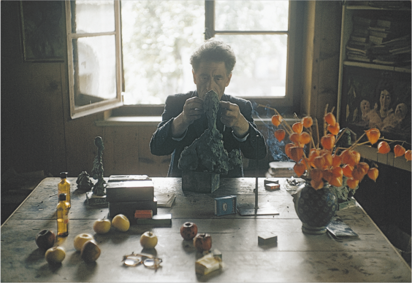 Alberto Giacometti dans son atelier de Stampa, 1961 Photo : Ernst Scheidegger Archives de la Fondation Giacometti © 2021 Stiftung Ernst Scheidegger-Archiv, Zurich