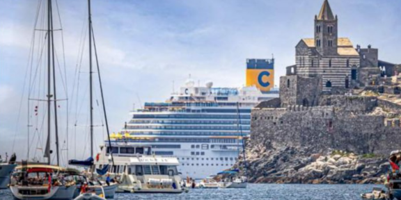 Navi da crociera oscurano il paesaggio a Porto Venere