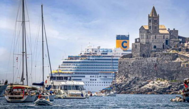 Navi da crociera oscurano il paesaggio a Porto Venere