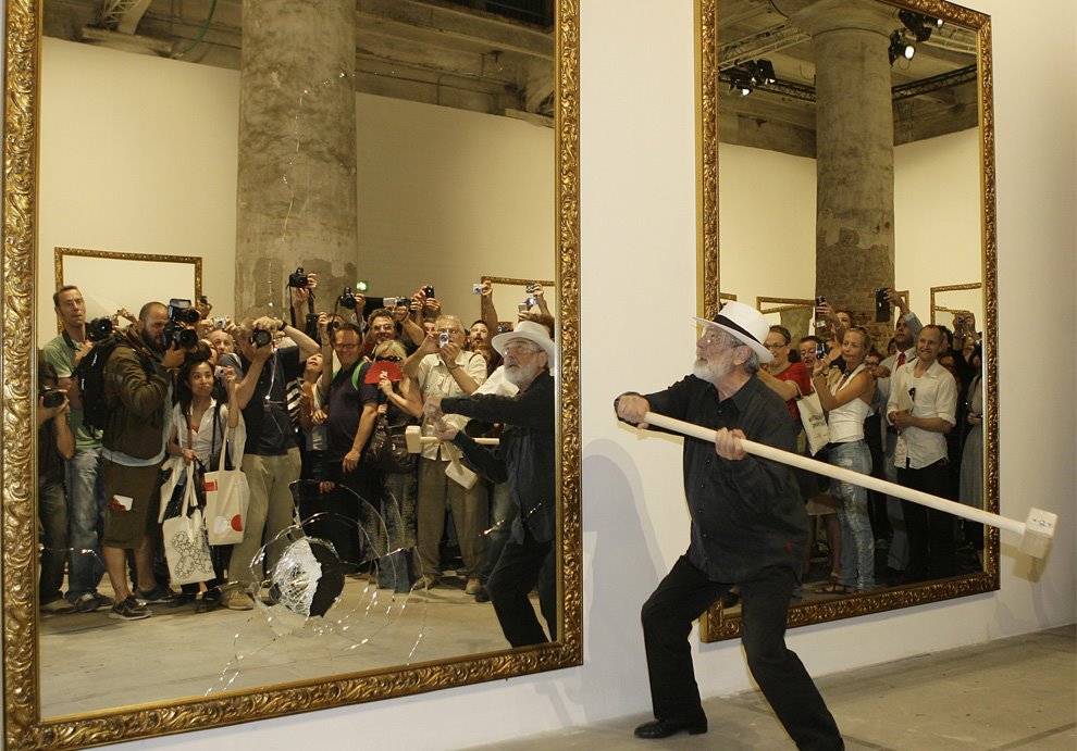 Michelangelo Pistoletto infrange gli specchi della sua sala all’Arsenale, durante l’inaugurazione