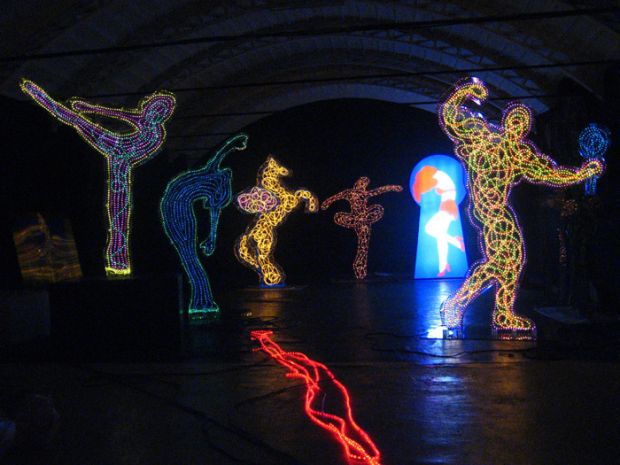 Marco Lodola “Lodolandia”, 2008, sculture luminose in perspex , neon e lamiera. Collezione privata