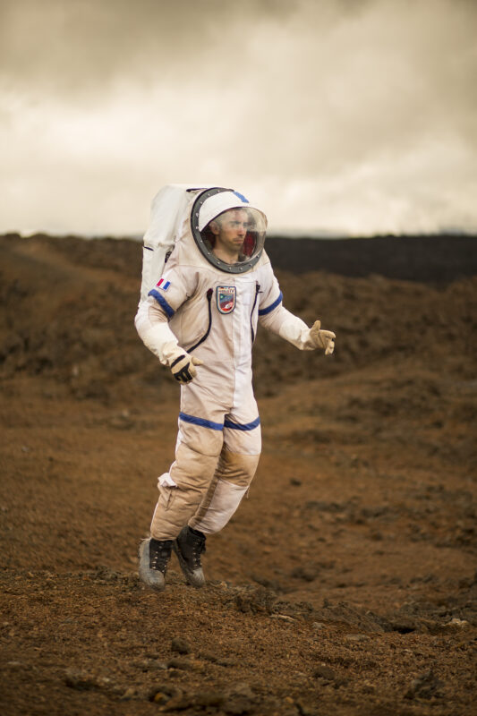 Vulcano Mauna Loa, Hawaii, USA. L’astronauta francese della NASA Damien Verseux salta durante un’esercitazione di attività extra veicolare.