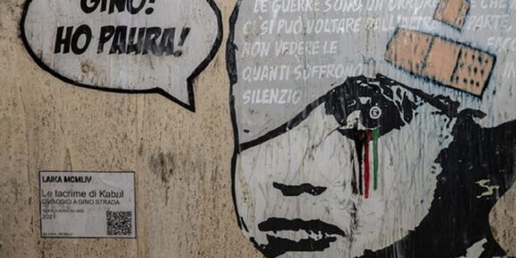 Murale omaggio a Gino Strada in Afghanistan bambino con benda