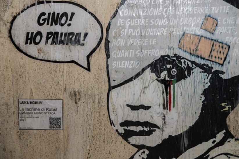 Murale omaggio a Gino Strada in Afghanistan bambino con benda
