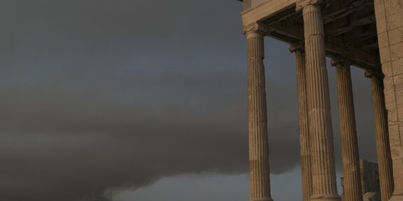 Il fuoco minaccia l’Acropoli ad Atene (foto Artnews - Ap Photo Aggelos Barai)