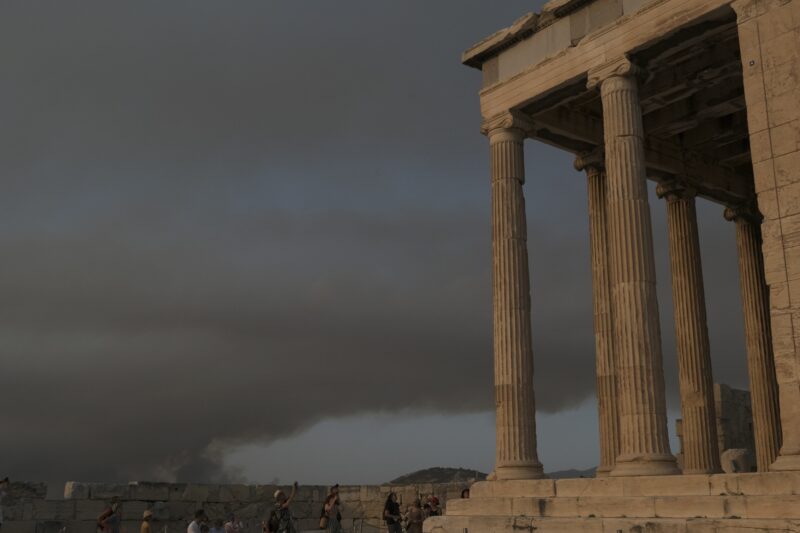 Il fuoco minaccia l’Acropoli ad Atene (foto Artnews - Ap Photo Aggelos Barai)