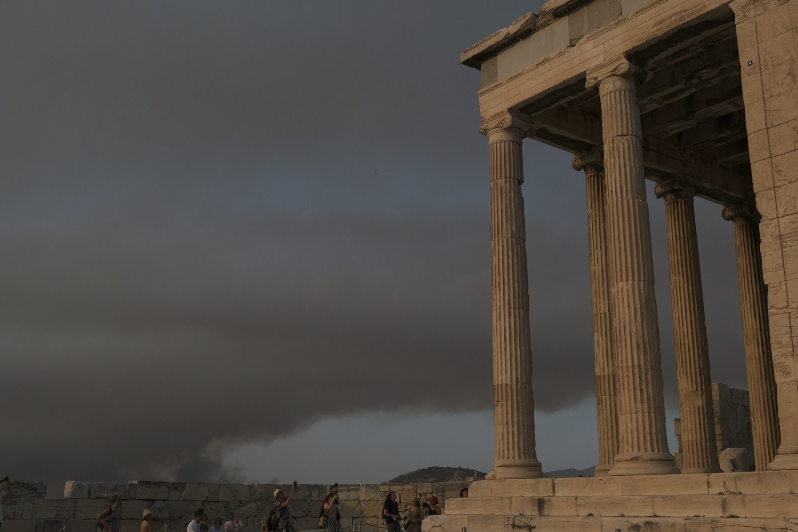 Chiuso il Partenone. Il fuoco minaccia l’Acropoli di Atene e tutta la Grecia