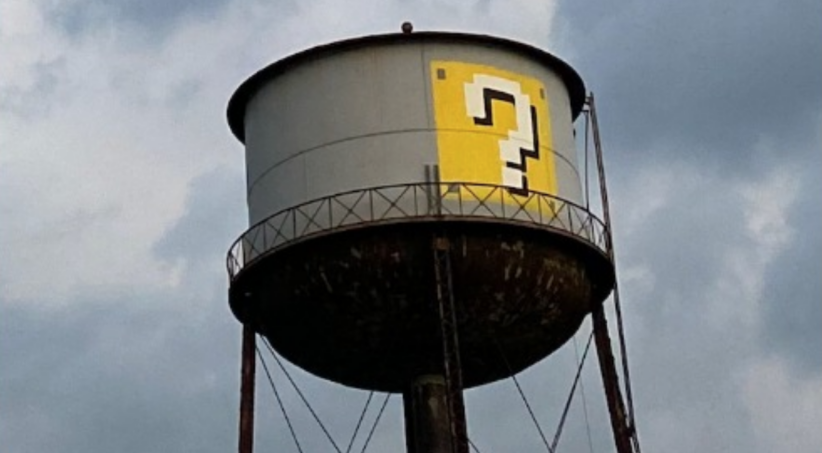 Il graffito realizzato sulla torre dell'acqua a Greenpoint, a New York