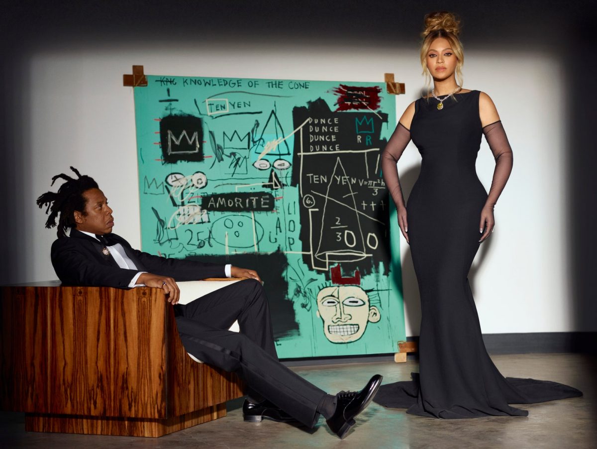Un trio pazzesco. Beyoncé e Jay-Z posano davanti a un Basquiat color Tiffany per una campagna promozionale
