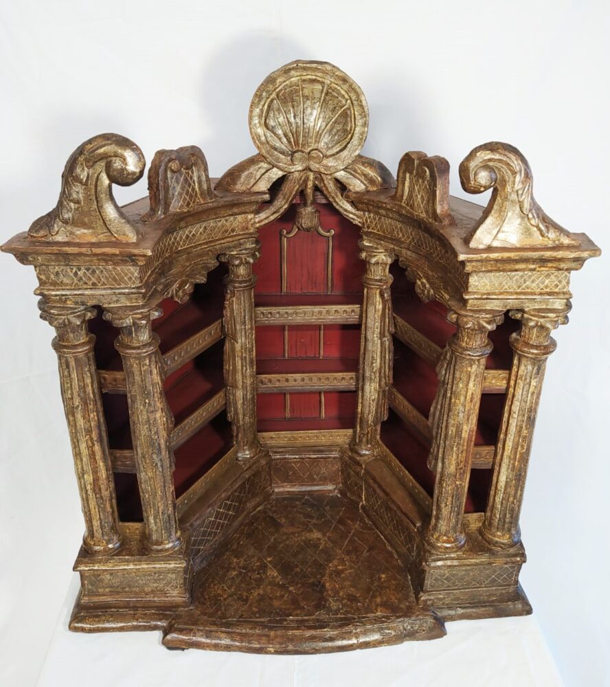 Modellino architettonico in legno raffigurante teatro decorato con foglia d'oro zecchino_XVII sec
