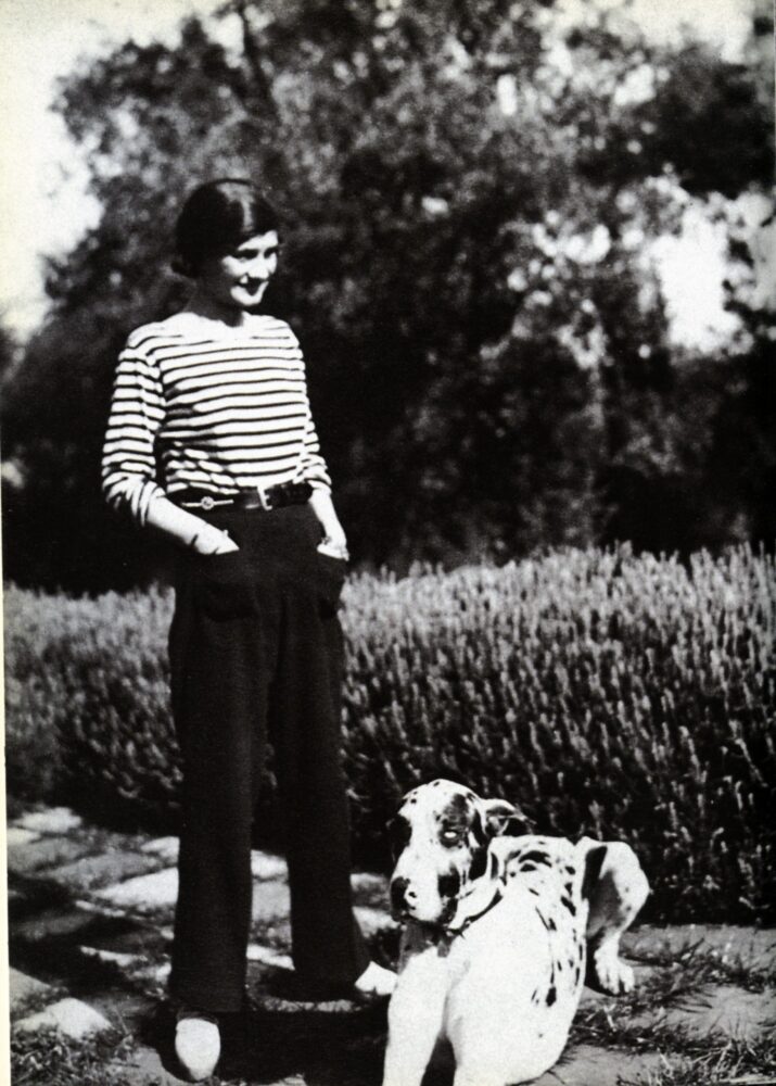 Gabrielle Chanel nella sua casa in Costa Azzurra con il suo cane, 1930 ca., © Chanel