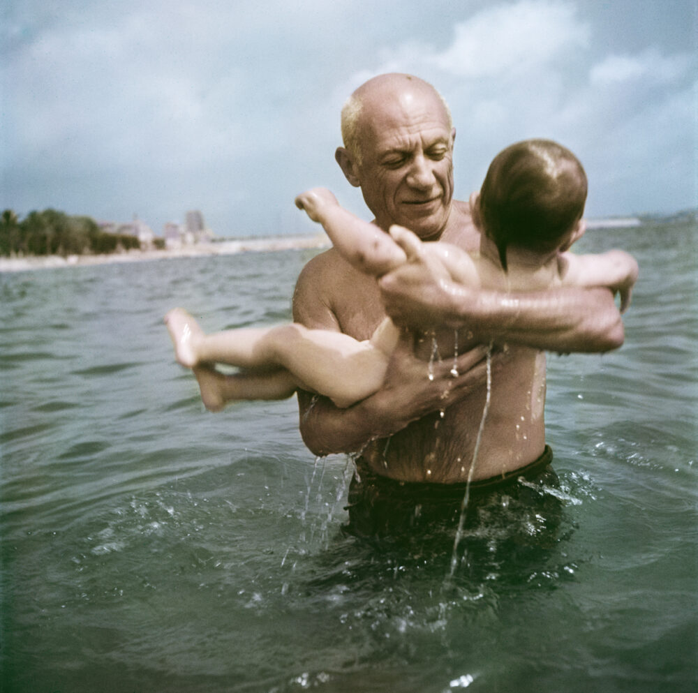 Robert Capa, [Pablo Picasso gioca in mare con il figlio Claude, Vallauris, Francia], 1948. © Robert Capa/International Center of Photography/Magnum Photos