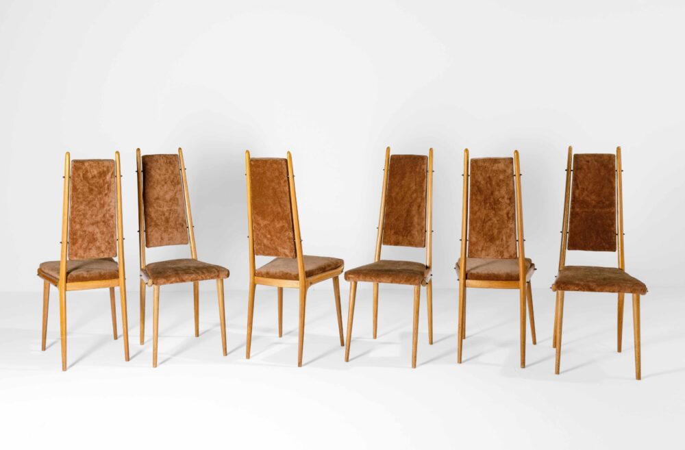 Apelli e Varesio Sei sedie con struttura in legno e rivestimenti in tessuto. Certi fi cato di autenticità. Prod. Apelli e Varesio, Italia, 1950 ca. Stima: 1.000 - 2.000 eur