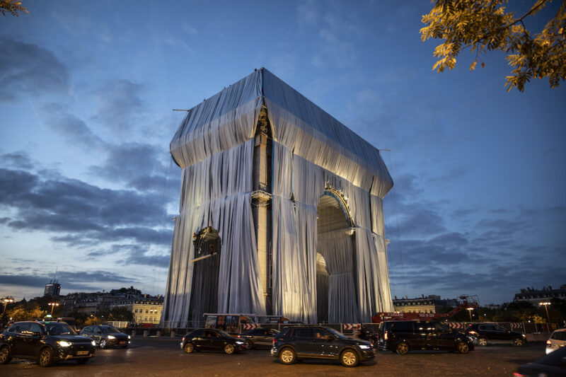 Lavori di preparazione per "L’Arc de Triomphe empaqueté" di Christo e Jeanne-Claude, 12 settembre 2021 (Siegfried Modola/Getty Images)