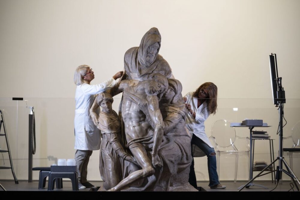 Restauratori al lavoro sulla Pietà di Michelangelo. Courtesy of Museo dell’Opera del Duomo. Foto: Claudio Giovannini