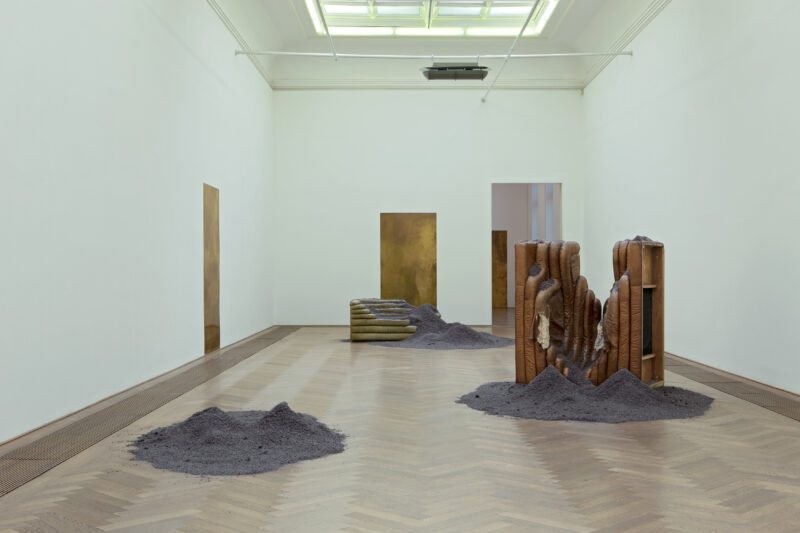 Dora Budor, The Year without a Summer (Klug’s Field), 2019. Installation view, I am Gong, Kunsthalle Basel, 2019 Environment with 5 Terrazza DS-1025 seating elements (designed by Ubald Klug in 1973, produced by De Sede, Switzerland), 4 ash dispersing machines with reactive electronic system, special effect ash, light scenario Dimensions variable Photo: Gina Folly / Kunsthalle Basel