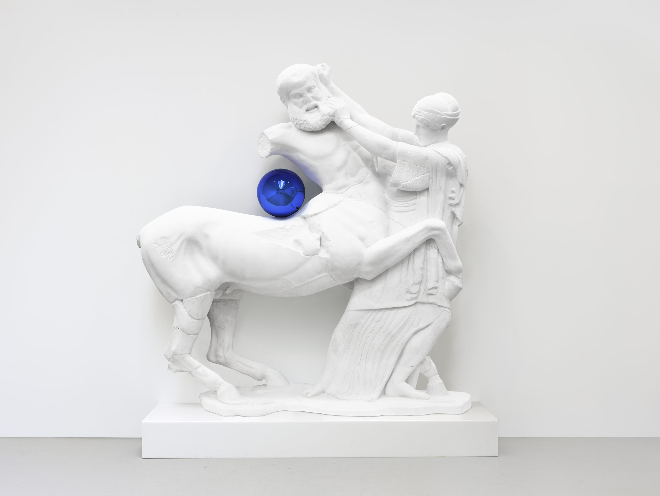 Armonici contrasti e superfici specchianti. Jeff Koons porta una Gazing Ball a Milano