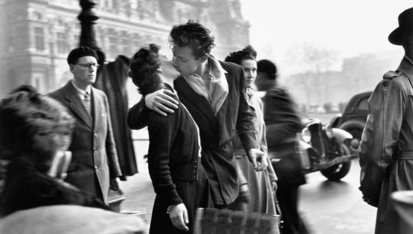 Le baiser de l’Hôtel de Ville, Paris 1950 © Robert Doisneau