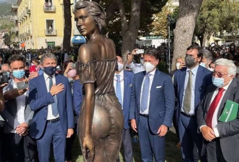 L'inaugurazione della statua de La spigolatrice, a Sapri