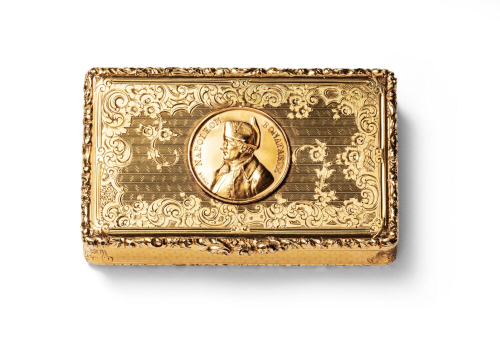A RECTANGULAR GOLD BOX INSERT WITH A MEDAL REPRESENTING NAPOLÉON, LOUIS TRONQUOY, PARIS, CIRCA 1830. ©Sotheby's - Art Digital Studio