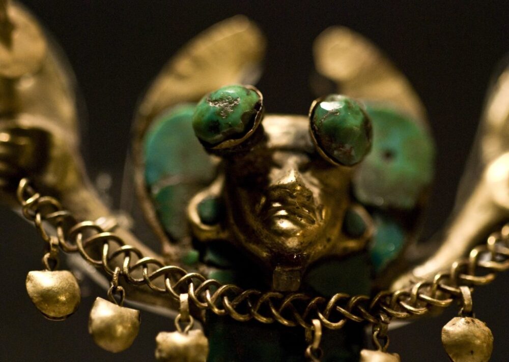 Ai Apaec, copper funerary mask with applications of shell and stone, depicting an anthropomorphic visage with feline fangs (ca. 1 AD –800 AD). Collection of the Museo Larco, Lima, Peru. Photo courtesy of World Heritage Exhibitions.